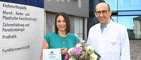 Professor Gabriel Krastl vom Zentrum für Zahn-, Mund- und Kiefergesundheit des Universitätsklinikums Würzburg gratulierte seiner Chefsekretärin Eva Günzel herzlich zum Meisterpreis der Bayerischen Staatsregierung.