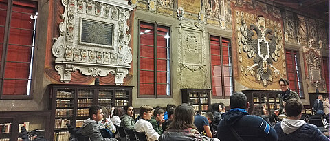 Blick in einen der ältesten Hörsäle der Welt an der Universität Bologna.
