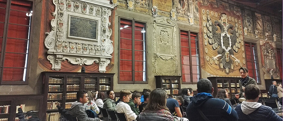 Blick in einen der ältesten Hörsäle der Welt an der Universität Bologna.