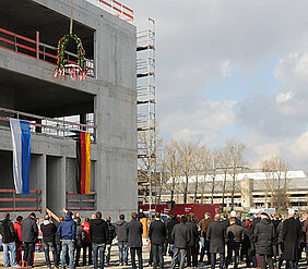 Richtfest für die Anorganische Chemie war im Februar 2016, jetzt ist ein weiterer Chemie-Neubau auf der Zielgeraden: ein Institut, in dem sich alles um das Element Bor drehen soll. (Foto: Marco Bosch)