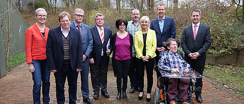 Besuch von Staatssekretärin Carolina Trautner an der Uni Würzburg (von links): Univizepräsidentin Barbara Sponholz, Maximilian Gräf, Unikanzler Uwe Klug, Bürgermeister Adolf Bauer, Sandra Mölter, Bernd Mölter, Carolina Trautner, FH-Behindertenbeauftragter Christian Bauer, Christoph Wendel, FH-Kanzler Stefan Hartmann.