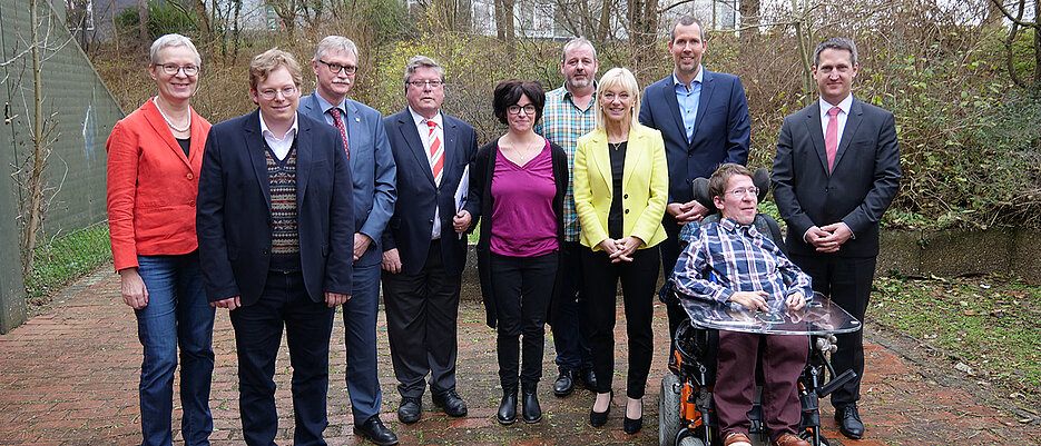 Besuch von Staatssekretärin Carolina Trautner an der Uni Würzburg (von links): Univizepräsidentin Barbara Sponholz, Maximilian Gräf, Unikanzler Uwe Klug, Bürgermeister Adolf Bauer, Sandra Mölter, Bernd Mölter, Carolina Trautner, FH-Behindertenbeauftragter Christian Bauer, Christoph Wendel, FH-Kanzler Stefan Hartmann.