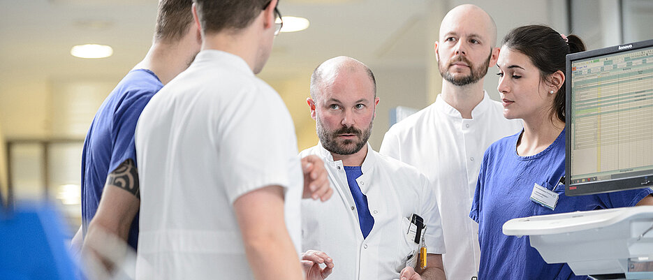 Laut einem Ranking des Nachrichtenmagazins Stern zählt das Uniklinikum Würzburg zu den führenden Arbeitgebern unter den bayerischen Universitätsklinika. Das Bild wurde zu einem Zeitpunkt vor der Corona-Maskenpflicht aufgenommen.