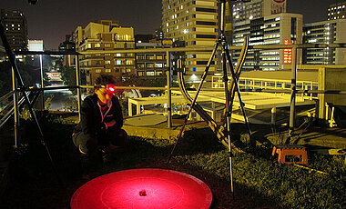 Claudia Tocco on the same night performing the same experiment at a light-polluted site: the roof of the University of the Witwatersrand in central Johannesburg.