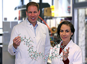Dr. Maria Elena Ortiz Soto und Professor Jürgen Seibel wollen mit der Entwicklung von zuckerbasierten Wirkstoffen eine Brücke zu Mexiko schlagen. (Foto Julian Görl)