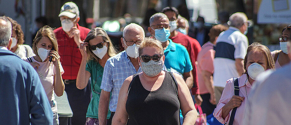 Wenn Menschen Studien über den Nutzen des Maskentragens lesen, beeinflusst ihre Einstellung gegenüber Coronamaßnahmen, wie sie die Daten interpretieren. (Bild: Alejandro Castellon / istockphoto.com) 