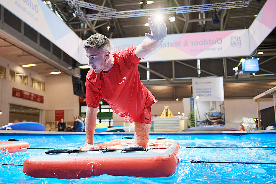 Balancieren auf dem Wasser: Wir das die neue Trendsportart 2020? Würzburger Sportwissenschaftler gehen dieser Frage auf der ISPO nach.