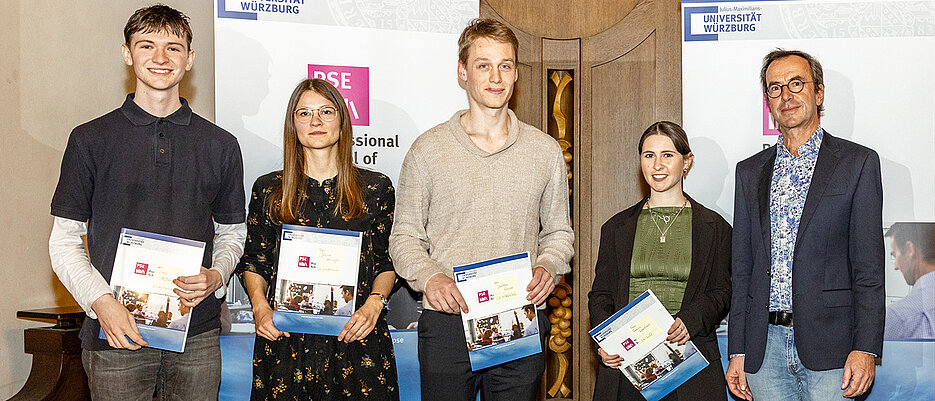 Die Prüfungsbesten der jeweiligen Lehrämter (v.l.): Linus Mußmächer, Janina Heininger, Jonathan Hansen, Teresa Brandmair mit Thomas Trefzger, Direktor der PSE. Der Prüfungsbeste im Lehramt an Realschulen, Gustav Pastor, fehlt. 