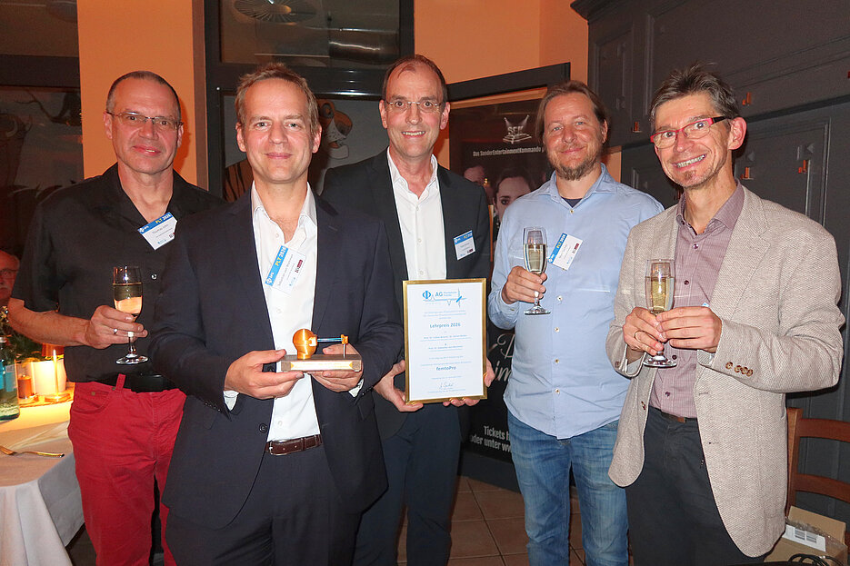 Bei der Preisverleihung (von links): Laudator Dr. Thomas John, Universität des Saarlandes, die Würzburger Preisträger Professor Sebastian von Mammen und Professor Tobias Brixner, Dr. Marc Sacher, Vorstandssprecher der AG Physikalische Praktika, Universität Paderborn und Tagungsleiter Dr. Martin Böckmann-Barthel von der Universität Magdeburg. 