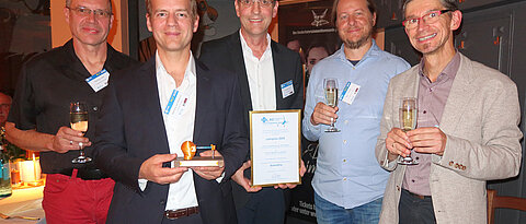 Bei der Preisverleihung (von links): Laudator Dr. Thomas John, Universität des Saarlandes, die Würzburger Preisträger Professor Sebastian von Mammen und Professor Tobias Brixner, Dr. Marc Sacher, Vorstandssprecher der AG Physikalische Praktika, Universität Paderborn und Tagungsleiter Dr. Martin Böckmann-Barthel von der Universität Magdeburg. 