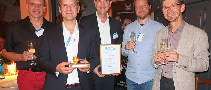 Bei der Preisverleihung (von links): Laudator Dr. Thomas John, Universität des Saarlandes, die Würzburger Preisträger Professor Sebastian von Mammen und Professor Tobias Brixner, Dr. Marc Sacher, Vorstandssprecher der AG Physikalische Praktika, Universität Paderborn und Tagungsleiter Dr. Martin Böckmann-Barthel von der Universität Magdeburg. 