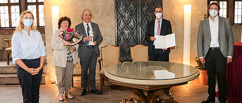 Verleihung der Statuette "Tanzender Schäfer" an JMU-Professor Ulrich Konrad im Würzburger Rathaus. Von links: Bürgermeisterin Judith Jörg, Ulrich Konrad mit seiner Frau Christiane, Oberbürgermeister Christian Schuchardt und Bürgermeister Martin Heilig.