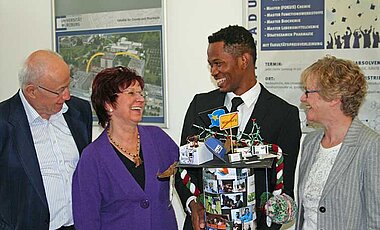 Dieudonné Tshitenge mit seinen persönlichen BEBUC-Paten, die ihn seit 2008 unterstützen, Judith und Wolfgang Grieshaber, und der Vorsitzenden der Holger-Pöhlmann-Stiftung, Sylvia Pöhlmann (violette Jacke). (Foto: William Shamburger)