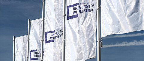 [Translate to Englisch:] Fahnen der Universität Würzburg. (Foto: Daniel Peter)