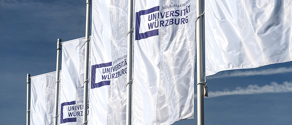 [Translate to Englisch:] Fahnen der Universität Würzburg. (Foto: Daniel Peter)
