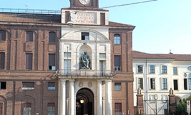 Eingangsportal der Katholischen Universität del Sacro Cuore.