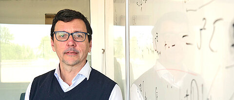 Sebastián Bergeret interessiert sich für die Transporteigenschaften von Nanostrukturen. In Würzburg holt er sich dafür frische Ideen.