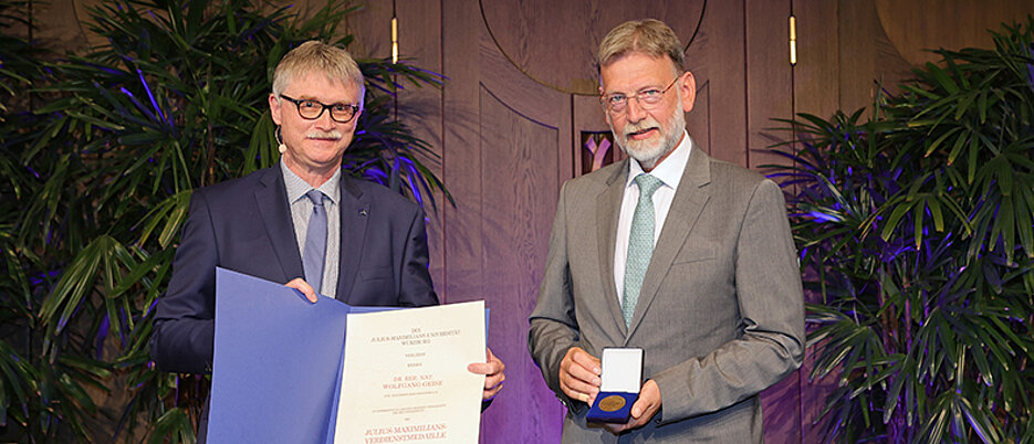 Wolfgang Geise (rechts) wurde auf dem Stiftungsfest 2022 mit der Julius-Maximilians-Verdienstmedaille ausgezeichnet. Kanzler Uwe Klug überreichte ihm die Medaille.