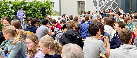 „So nah trifft man als Schülerin einen Professor nur selten.“ So lautete das Fazit einer Schülerin nach dem Treffen am Hubland. 