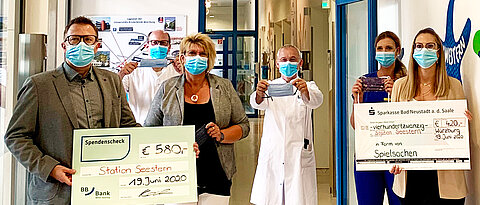 Spendenübergabe auf der Station Seestern mit (v.l.) Johannes Koch, Henner Morbach, Dagmar Steinschauer, Johannes G. Liese sowie Laura und Denise Steinschauer. 