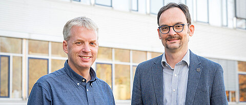 Jörg Wischhusen (links), Professor für Experimentelle Tumorimmunologie an der Universität Würzburg, und Markus Haake, Vice President Pharmacology bei CatalYm, forschen schon seit vielen Jahren am Wachstumsdifferenzierungsfaktor GDF-15. Wie GDF-15 die Immuntherapie bei soliden Tumoren beeinflussen kann, haben sie jetzt im Journal Nature Communications publiziert.