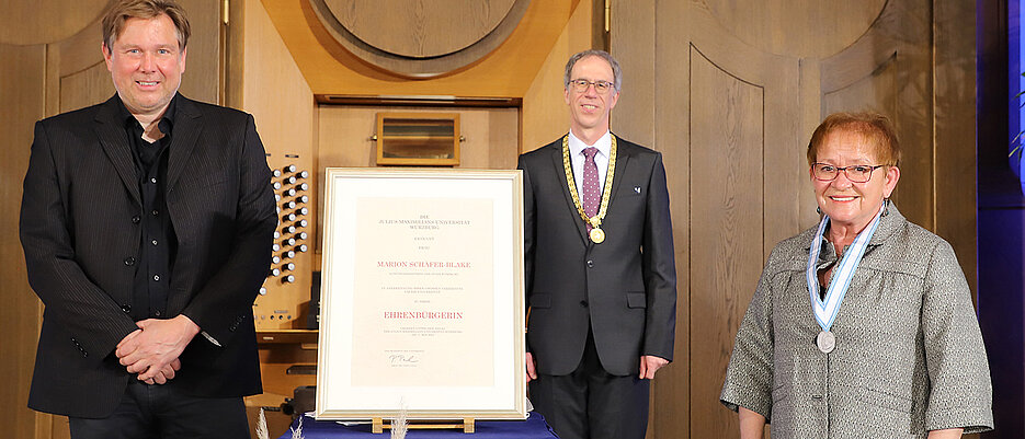 Marion Schäfer-Blake wurde auf dem Stiftungsfest 2021 die Würde einer Ehrenbürgerin verliehen. Es gratulierten Laudator und Vizepräsident Matthias Bode (l.) und Unipräsident Paul Pauli.