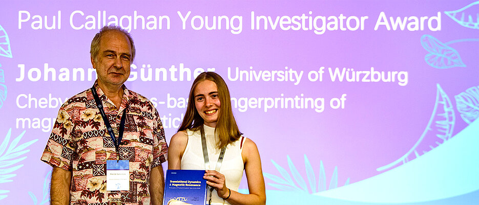 Professor Petrik Galvosas (Victoria University of Wellington, Neuseeland) mit der Preisträgerin Johanna Günther. 