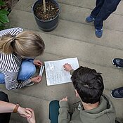 Die Schüler:innen sortieren die einzelnen Arbeitsschritte der Kaffeeverarbeitung.