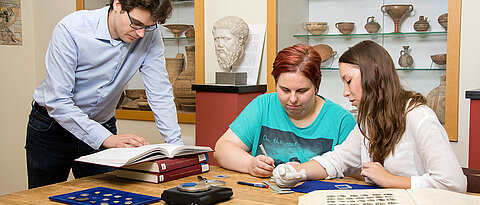 Marc Philipp Wahl und die Studentinnen Katrin Hecht und Helena Huber bei der Arbeit. (Foto: Christina Kiefer)