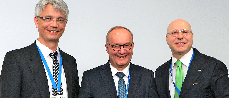 Hermann Einsele beim Jahreskongress der Deutschen Gesellschaft für Transfusionsmedizin und Immunhämatologie. Links: DGTI-Vorstand Axel Seltsam, rechts Kongresspräsident Rainer Blasczyk. 