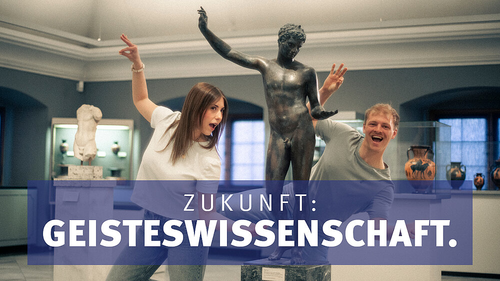 Zukunft: Geisteswissenschaft. Zwei Studierende im Martin von Wagner Museum.
