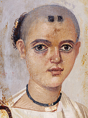 Ein junger Mann trägt auf diesem Mumienporträt aus dem kaiserzeitlichen Ägypten (150–200 n. Chr.) ein Amulett mit einem magischen Text an einer Halskette. 