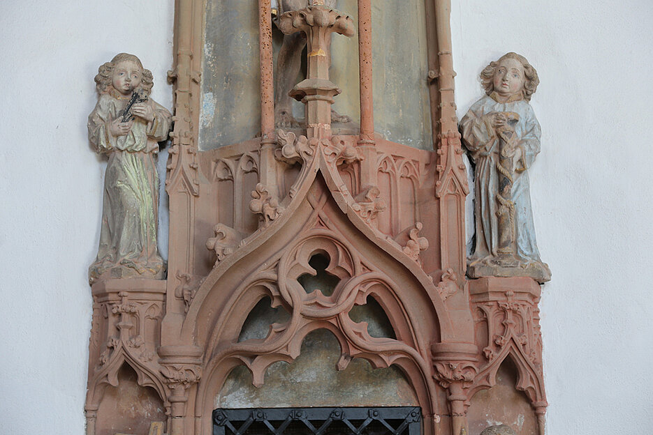 Dettingen am Main, Kirche St. Hippolytus: Detail des kunstvollen Sakramentsgehäuses mit verschlungenem Rutenwerk auf dem Maßwerk.