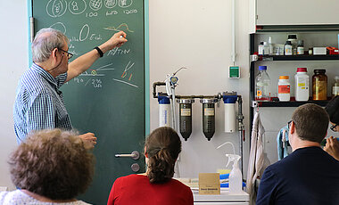 Gareth Griffiths bereitet die Teilnehmer in den Räumen der Zentralen Abteilung für Mikroskopie auf ein Experiment zur Immunfärbung vor.