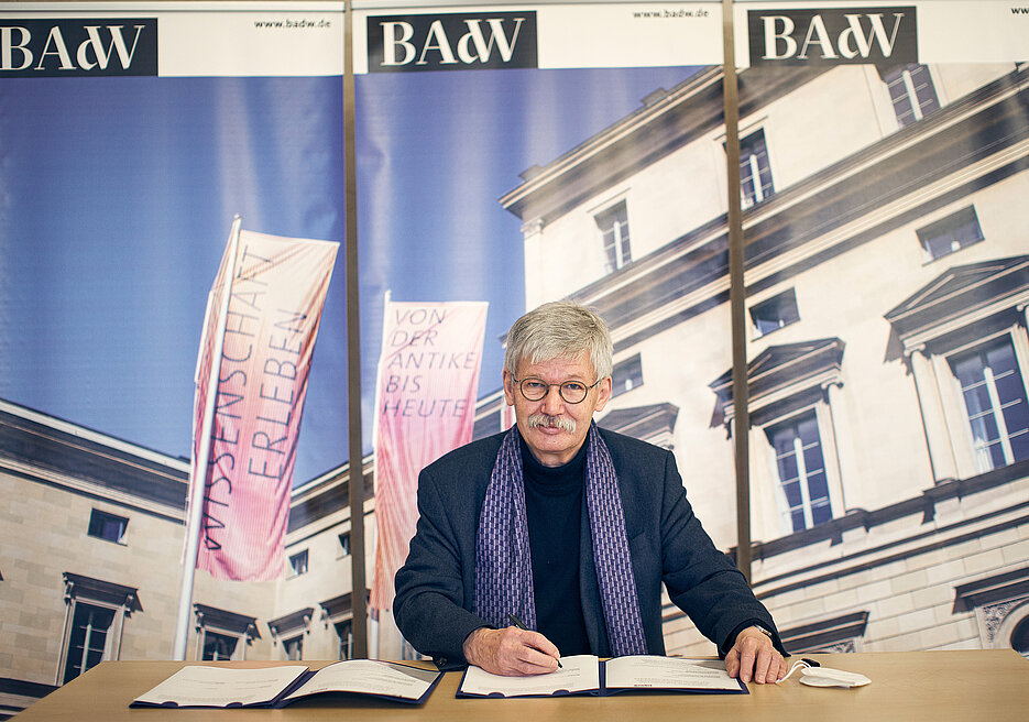 Akademiepräsident Prof. Dr. Thomas O. Höllmann unterzeichnet die Kooperationsvereinbarung in München. ©BAdW/ R. Brembeck