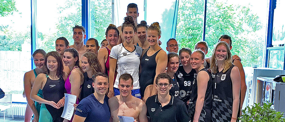 So sehen Sieger aus: Gewinner der 50 Meter Mixed Lagenstaffel der DHM 2019 auf dem Siegertreppchen – die Schwimmer der Wettkampfgemeinschaft Würzburg (in der Bildmitte von links oben nach rechts unten): Sebastian Beck, Alina Brenz, Carolin Dorfner, Tina Schwabe, Alina Hennl, Maximilian Beck, Klemens Degenhardt und Lucas Willinsky. Platz 2 ging an die Schwimmer der Uni Frankfurt, Platz 3 an die Schwimmer der WG München. 