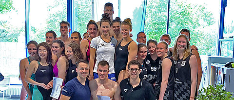 So sehen Sieger aus: Gewinner der 50 Meter Mixed Lagenstaffel der DHM 2019 auf dem Siegertreppchen – die Schwimmer der Wettkampfgemeinschaft Würzburg (in der Bildmitte von links oben nach rechts unten): Sebastian Beck, Alina Brenz, Carolin Dorfner, Tina Schwabe, Alina Hennl, Maximilian Beck, Klemens Degenhardt und Lucas Willinsky. Platz 2 ging an die Schwimmer der Uni Frankfurt, Platz 3 an die Schwimmer der WG München. 