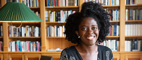 Die ghanisch-amerikanische Schriftstellerin Yaa Gyasi ist ab 3. Juli zu Gast an der Universität Würzburg.