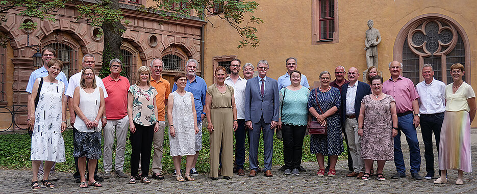 Zum 25- und 40-jährigen Dienstjubiläum waren Mitarbeiterinnen und Mitarbeiter zu einem Empfamg in die Neubaukirche eingeladen. 