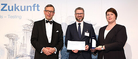 Stefan Geißler (Mitte) bei der Verleihung des VDE Bayern Awards 2022.