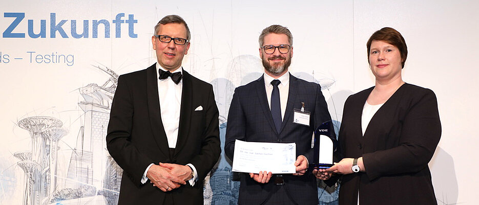 Stefan Geißler (Mitte) bei der Verleihung des VDE Bayern Awards 2022.