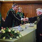 Professor Dr. László Csernoch, Prorektor für Wissenschaft an der Universität Debrecen, überreicht Professor Dr. Dr. h. c. mult. Udo Arnold die Ehrendoktorwürde.