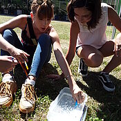 Schülerinnen arbeiten mit einem Saugball als Modell für den Fangmechanismus des Wasserschlauchs (eine fleischfressende Wasserpflanze).