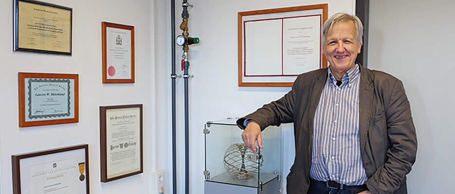 Professor Laurens Molenkamp mit einigen der zahlreichen Preisurkunden, die er in den vergangenen Jahren erhalten hat. (Foto: Jasper Molenkamp)