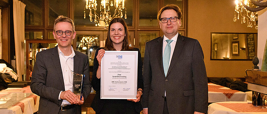 Verleihung des BME-Forschungspreises 2020 (v.l.): BME-Bundesvorstand Professor Michael Eßig, Preisträgerin Sarah Brömmeling, BME-Hauptgeschäftsführer Silvius Grobosch. (Foto: Anna Logue / BME e.V.)
