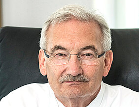 Georg Ertl wird sich von nun an noch mehr auf die Aufgaben als Ärztlicher Direktor des Uniklinikums Würzburg konzentrieren. (Foto: Katrin Heyer / Uniklinikum Würzburg)