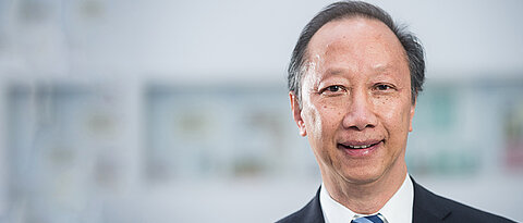 Informatikprofessor Phuoc Tran-Gia, fotografiert in seiner Zeit als Vizepräsident der Universität Würzburg.