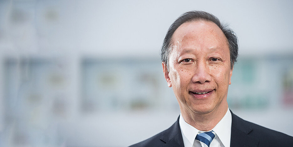 Informatikprofessor Phuoc Tran-Gia, fotografiert in seiner Zeit als Vizepräsident der Universität Würzburg.