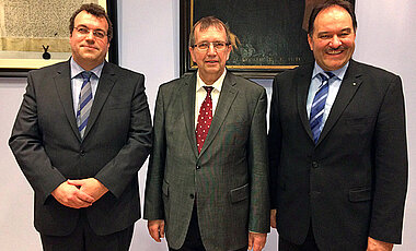 Bringen gemeinsam die Gesundheitsforschung voran (v.l.): Heiko Zimmermann, Leiter des Fraunhofer IBMT, Universitätspräsident Alfred Forchel und Gerhard Sextl, Leiter des Fraunhofer ISC. (Foto: Josef Wilhelm)