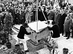 Am 11. Mai 1965 findet im Anschluss an das Stiftungsfest der Universität Würzburg auf dem Hubland-Campus die Grundsteinlegung statt für das erste Gebäude der Uni auf dem Gelände am Stadtrand: die Organische Chemie. Das Foto stammt aus der Main-Post vom 12. Mai 1965. In der Bildunterschrift hieß es damals: "Nachdem die Kupferrolle eingemauert worden war, wurde der 2,5 Tonnen schwere Grundstein für das geplante Institutsgebäude der Organischen Chemie auf das vorbereitete Fundament gesetzt." (Foto: Main-Post/Röder). DAS FOTO DARF NUR FÜR UNI-ZWECKE VERWENDET UND NICHT AN DRITTE WEITERGEGEBEN WERDEN